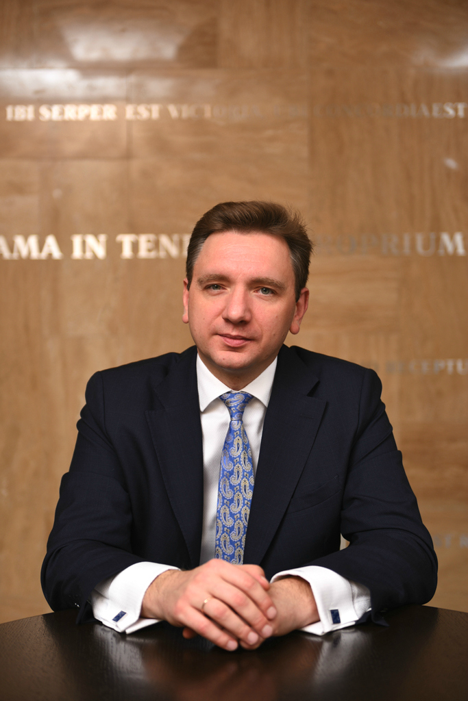 ОЛЕГ МЕЛЬНИКОВ, Исполнительный вице-президент, начальник Департамента банковского сопровождения контрактов Газпромбанка